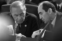 Presidents Heydar Aliyev (left) and Robert Kocharian at an OSCE summit in 1999.